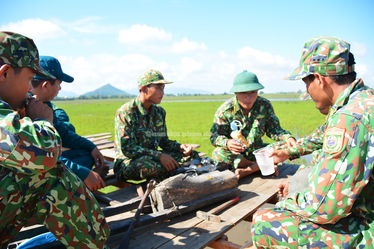 Bánh mì và trà đá là hai món thường được cán bộ, chiến sĩ tại chốt thưởng thức trong lúc giải lao.